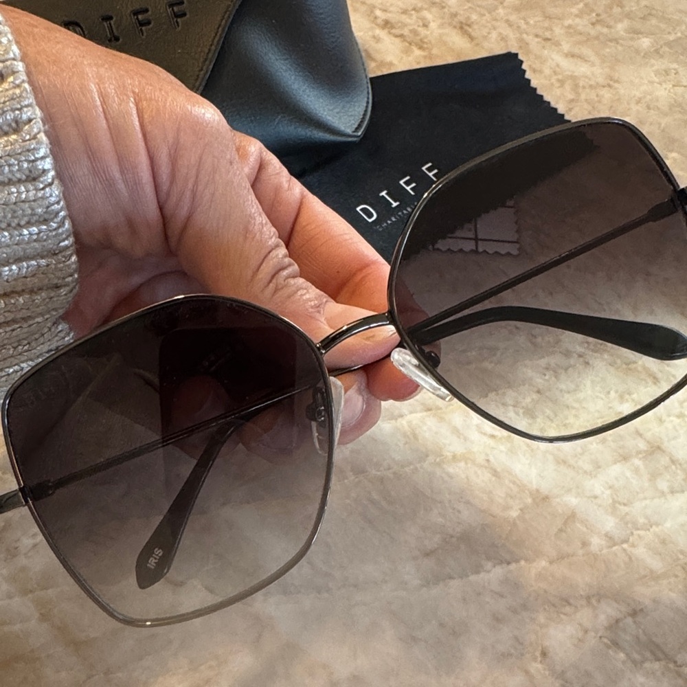 Diff Iris Black Sunglasses With Case - image 2
